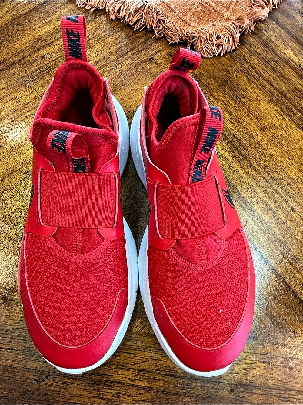Nike Flex Runner 4 Y Red & White Sneakers - Picture 2 of 4